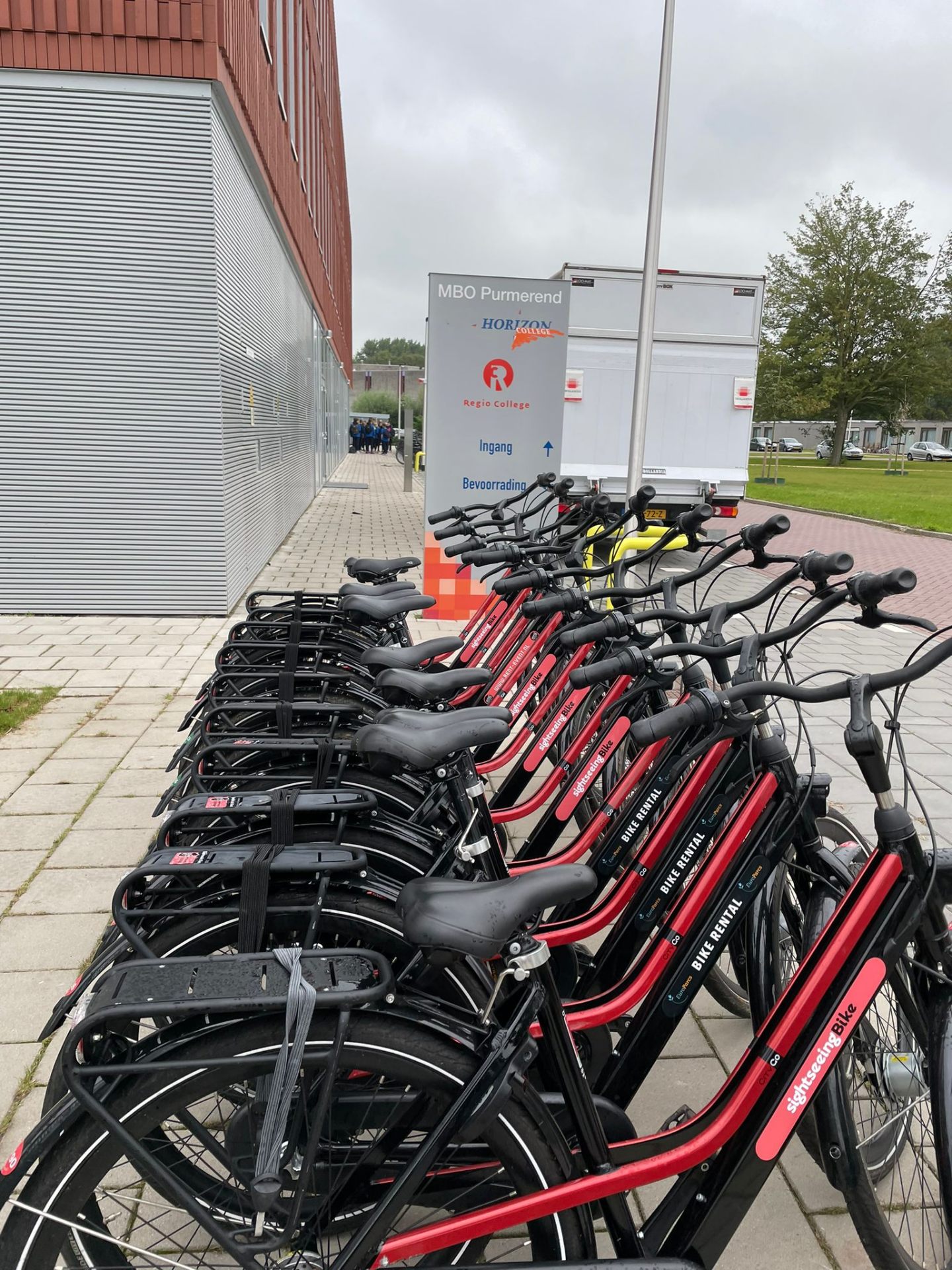 Fietsen klaarstaan bij bedrijfslocatie