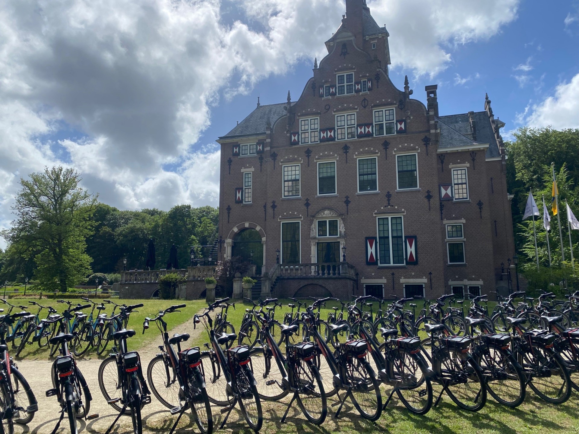 Groep fietsen bij een kasteel